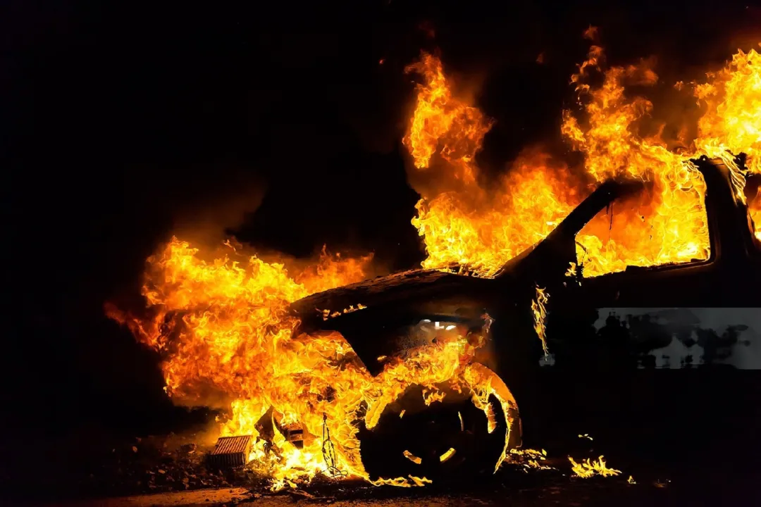 Agressor tenta incendiar carro com a mulher, filhos e sogra dentro