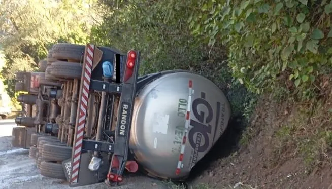 Carreta tanque tombou na Serra do Cadeado