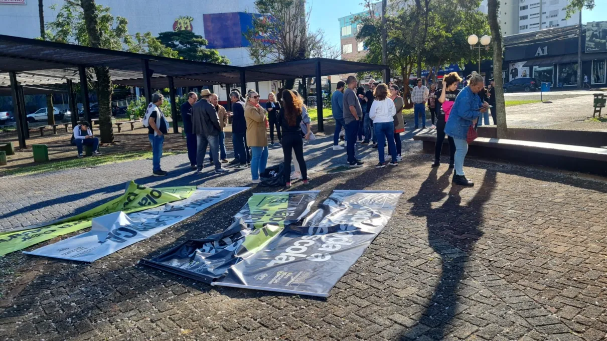 Concentração de professores e alunos na Praça Interventor Manoel Ribas (Praça do Redondo).