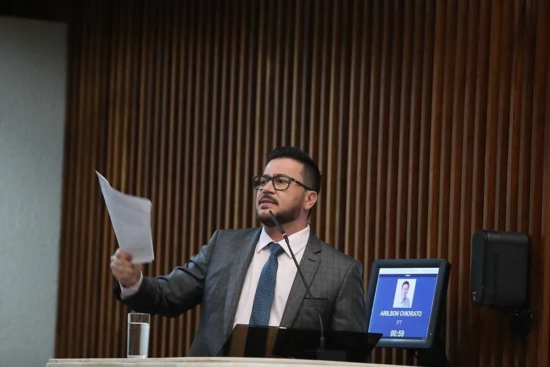 Deputado estadual Arilson Chiorato (PT) durante discurso na Alep