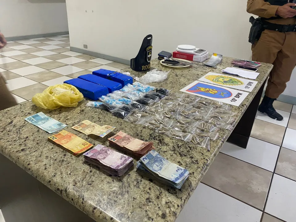 Drogas e dinheiro foram apreendidos pela Polícia Militar
