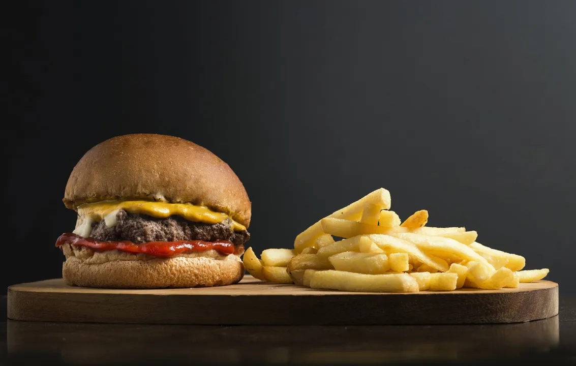 Estabelecimento produz lanches, batatas e hamburguês