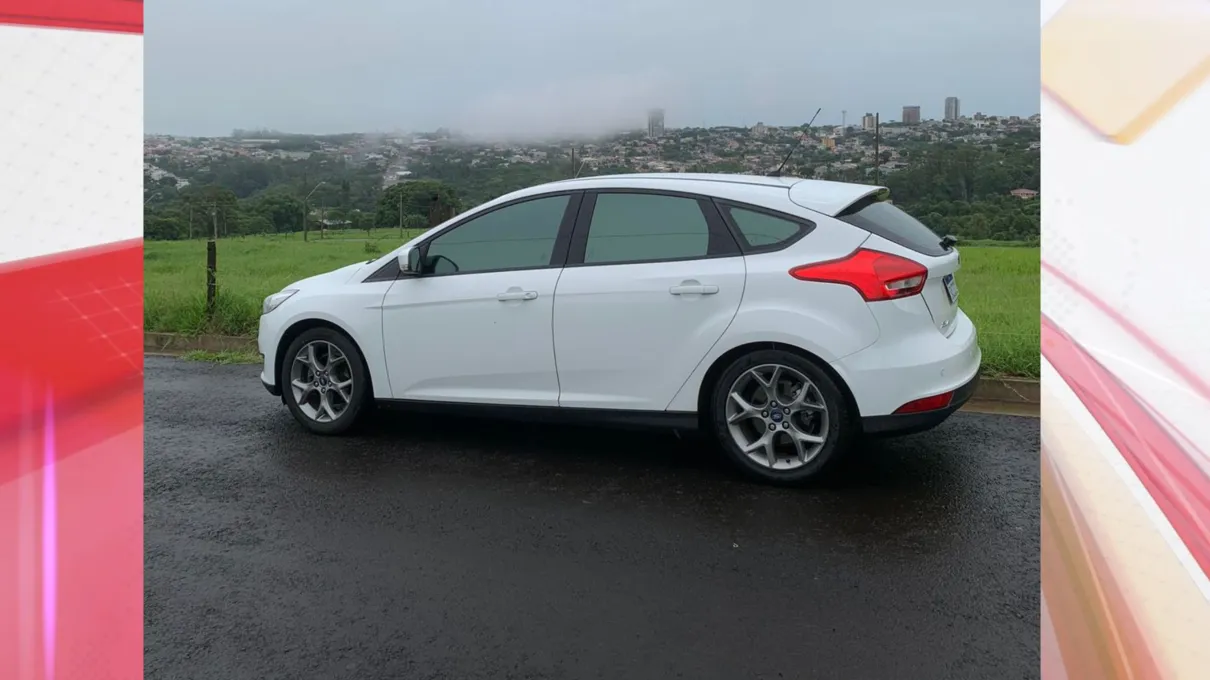 Ford Focus levado após arrombamento