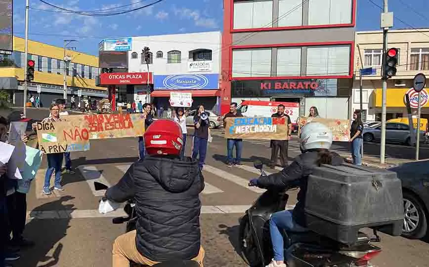 Manifestação dos professores no semáforo em frente à Praça Manoel Teodoro da Rocha