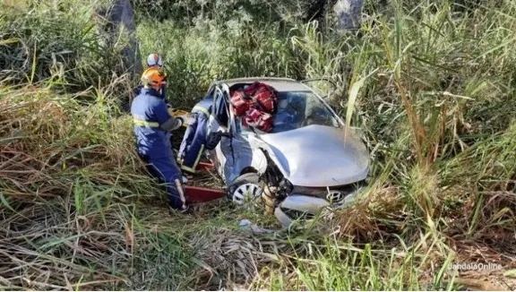 Morador de Apucarana fica preso às ferragens após colisão na BR-369