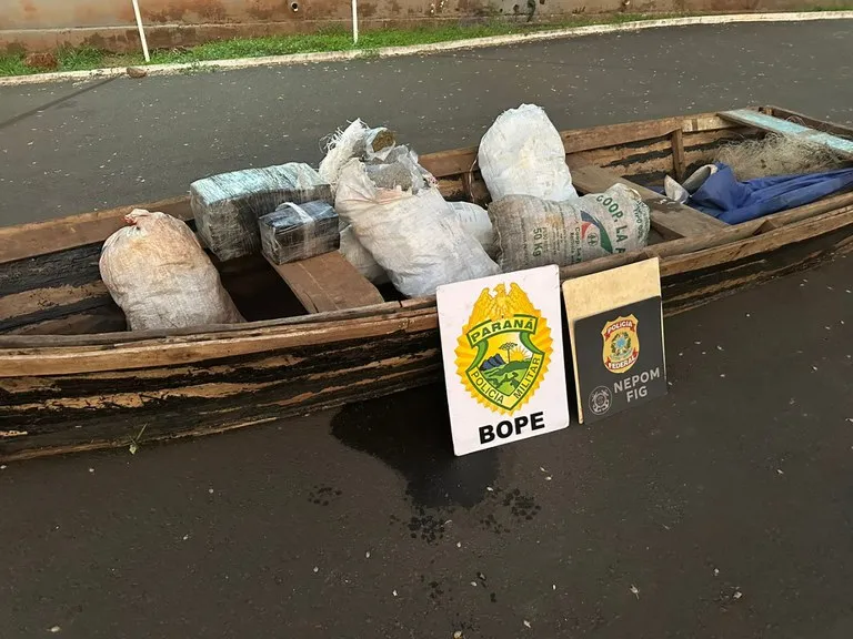 PF e PM apreendem embarcação com fardos de maconha no Rio Paraná