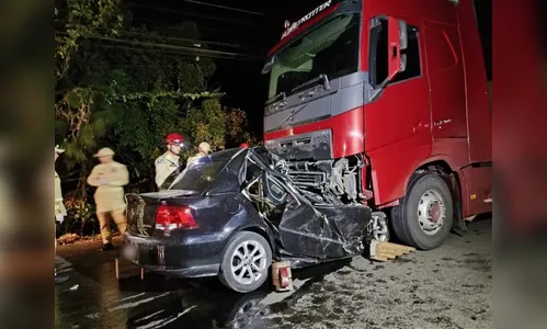 Jovem de 21 anos morre ao parar com carro embaixo de carreta