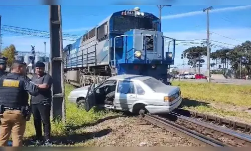 Pai e filho escapam ilesos de colisão entre carro e trem no Paraná