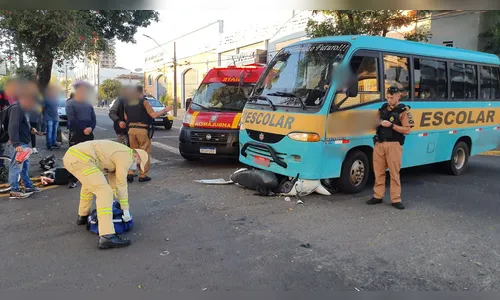 Vídeo flagra acidente entre Biz e micro-ônibus em Apucarana; veja