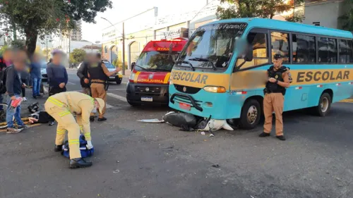 Acidente entre Honda Biz e micro-ônibus escolar deixa mulher ferida