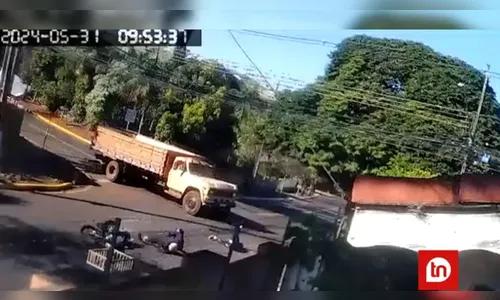 Caminhoneiro que atropelou casal de moto se apresenta à polícia