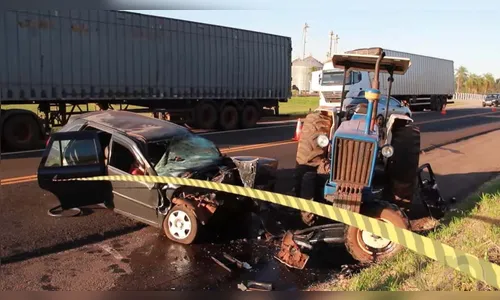Mulher morre em acidente envolvendo carro e trator na PR-323