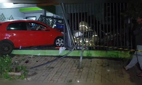 Motorista atropela duas pessoas, derruba muro e foge em Cascavel