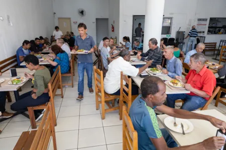 Além de arroz e feijão, o cardápio contempla carnes, legumes, verduras, massas e frutas de sobremesa