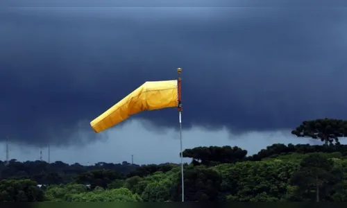 Frente fria atinge o PR e Marinha emite alerta para ventos de 75 km/h