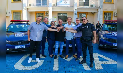 Arapongas entrega novos veículos para a Saúde, Segurança e Apae