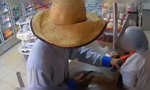 Bandido consola funcionária de padaria durante roubo: 