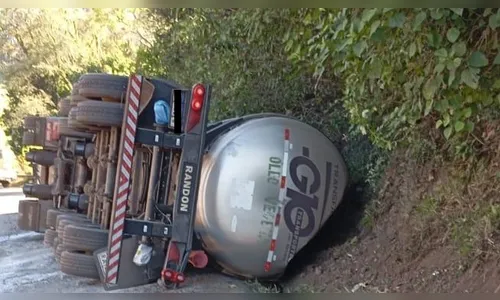 Carreta carregada com óleo vegetal tomba na Serra do Cadeado