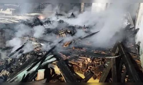 Casa é incendiada durante assalto no Paraná; moradores foram agredidos
