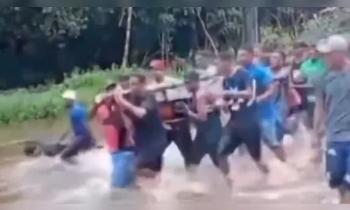 Homem morre e amigos levam caixão para último 'banho de rio'; vídeo