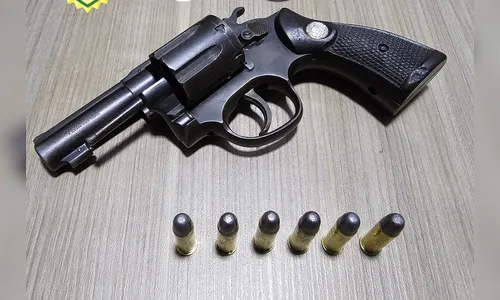 Homem exibe arma de fogo durante festa junina e é preso em Sabáudia