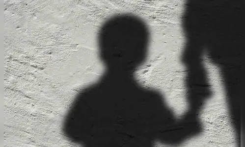 Mãe autoriza padrasto a torturar criança de 5 anos; casal foi preso