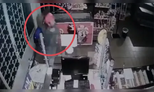 Câmera flagra furto em padaria no centro de Apucarana; assista