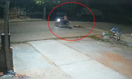 Jovem é morta a facadas e arrastada por 3 quarteirões amarrada em moto