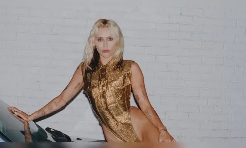 Radical! Miley Cyrus revela sapato inusitado que usa na academia