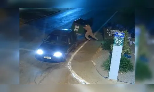Dois homens são flagrados furtando caçamba de lixo