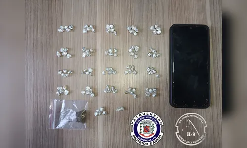 Cão farejador encontra 107 pedras de crack em casa de jovem de 19 anos