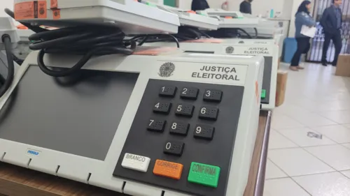 Caso ocorra a renúncia do vereador, o suplente será efetivado automaticamente