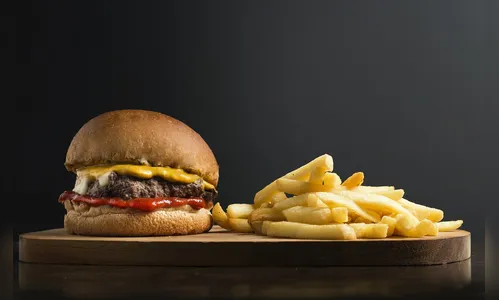 Ladrão 'fominha' invade lanchonete, come e furta barra de chocolates