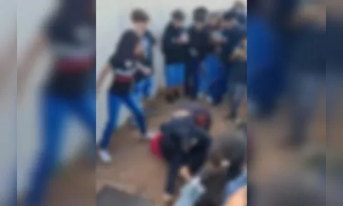 Alunos protagonizam briga generalizada em frente a escola; veja vídeo