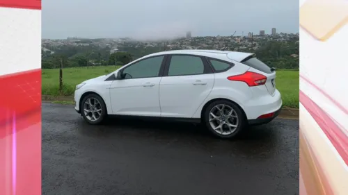 Ford Focus levado após arrombamento