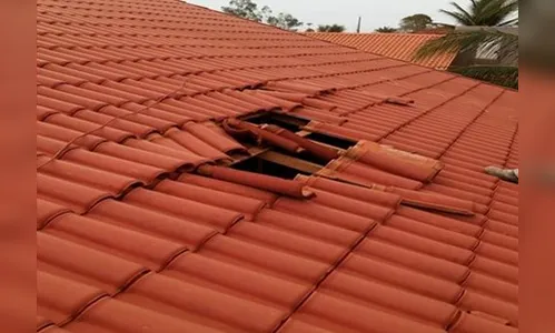 Bandidos invadem casa pelo telhado e furtam celular e dinheiro