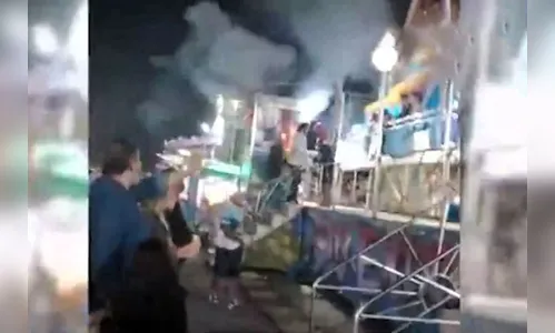 Brinquedo de parque de diversão pega fogo e gera pânico; veja vídeo
