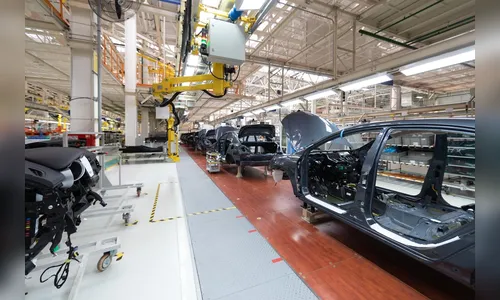 Indústria recua 0,5% em abril, mas acumula alta em 2024