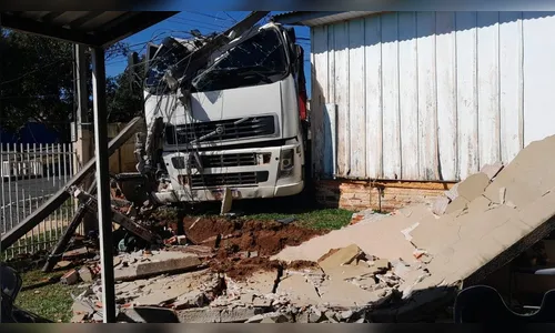 Caminhão desgovernado  invade quintal de casa em Ponta Grossa
