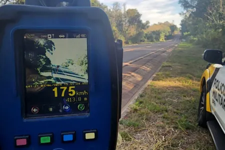 Novo equipamento conta com um flash para identificar a placa do veículo infrator