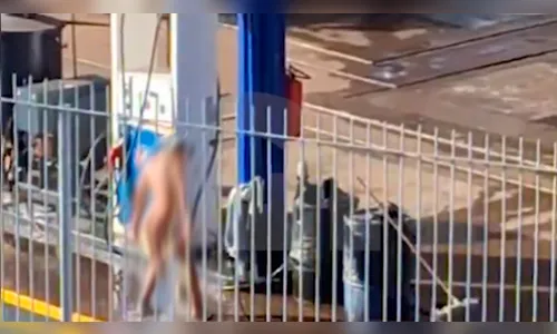 Mesmo frio, homem fica nu e toma banho 'de mangueira' em posto