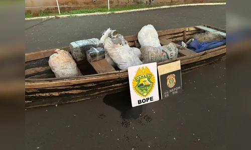 PF e PM apreendem embarcação com fardos de maconha no Rio Paraná