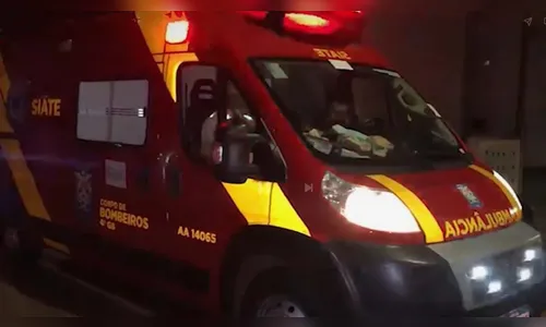 Motorista fica ferido após colidir com árvore em Ivaiporã