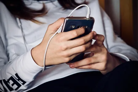 Ainda não se sabe se a acusação de roubo de celular feita pelos agressores tem fundamento ou se foi apenas um pretexto para justificar a violência