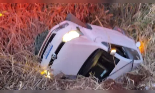 Gestante sai ilesa após carro capotar na PR-170 em Apucarana