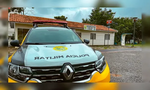 Mãe é detida após manter filha nua e desnutrida em casa