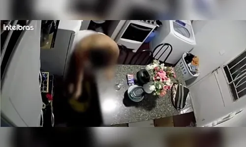 Crueldade: madrasta é flagrada espancando a própria enteada; vídeo