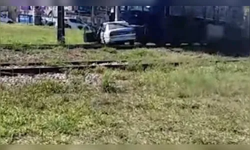 Vídeo mostra carro sendo arrastado por trem no Paraná; veja