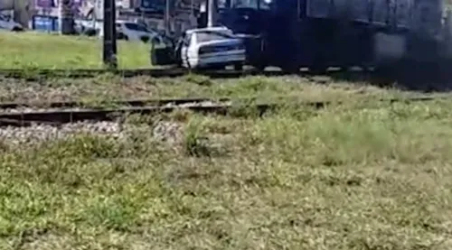 Vídeo mostra carro sendo arrastado por trem no Paraná