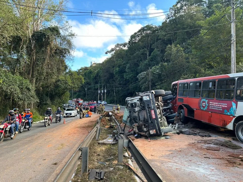 A colisão aconteceu na manhã desta segunda-feira (24)